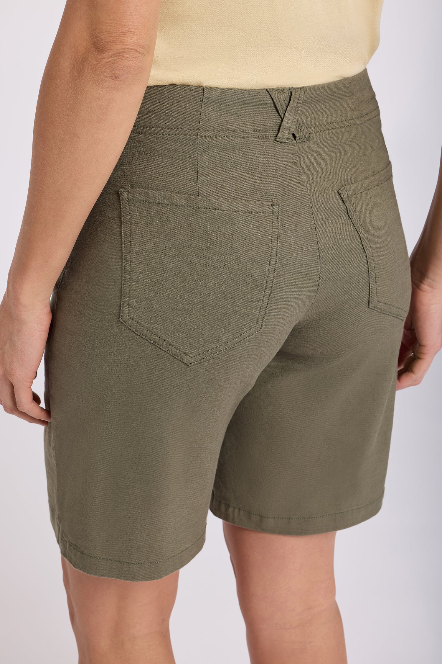 NYDJ 5 Pocket Bermuda Shorts In Stretch Linen - Avocado