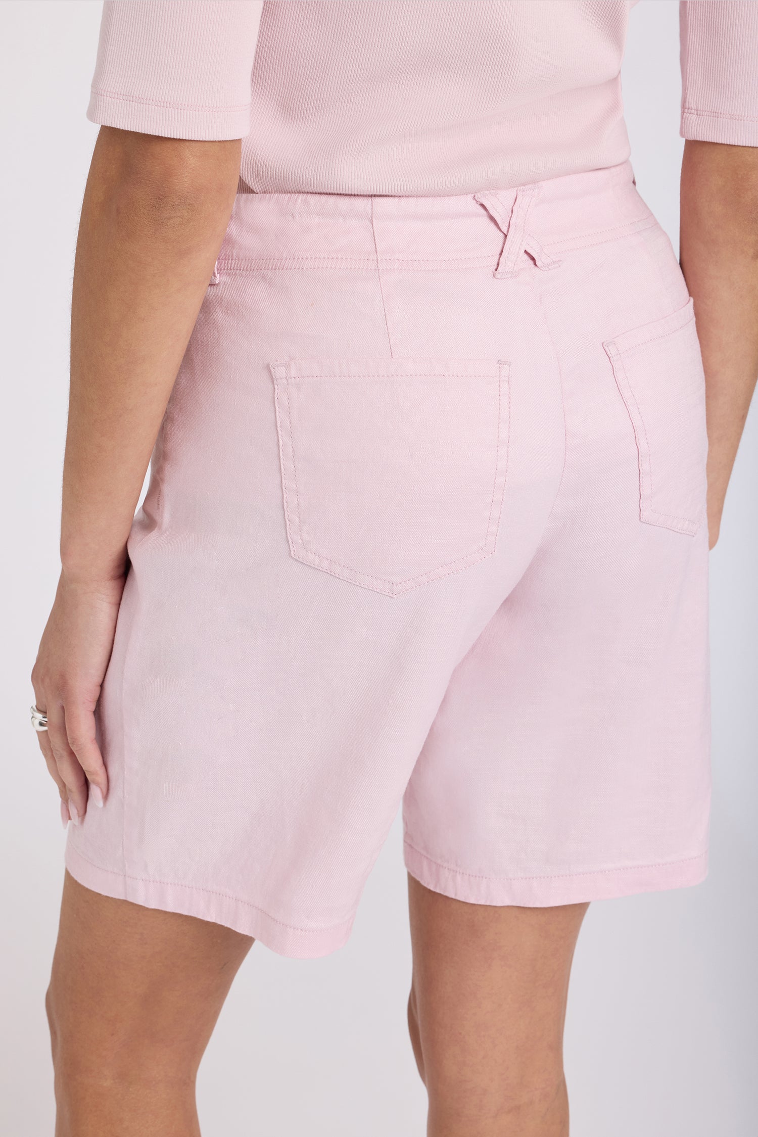NYDJ 5 Pocket Bermuda Shorts In Stretch Linen - Light Lilac