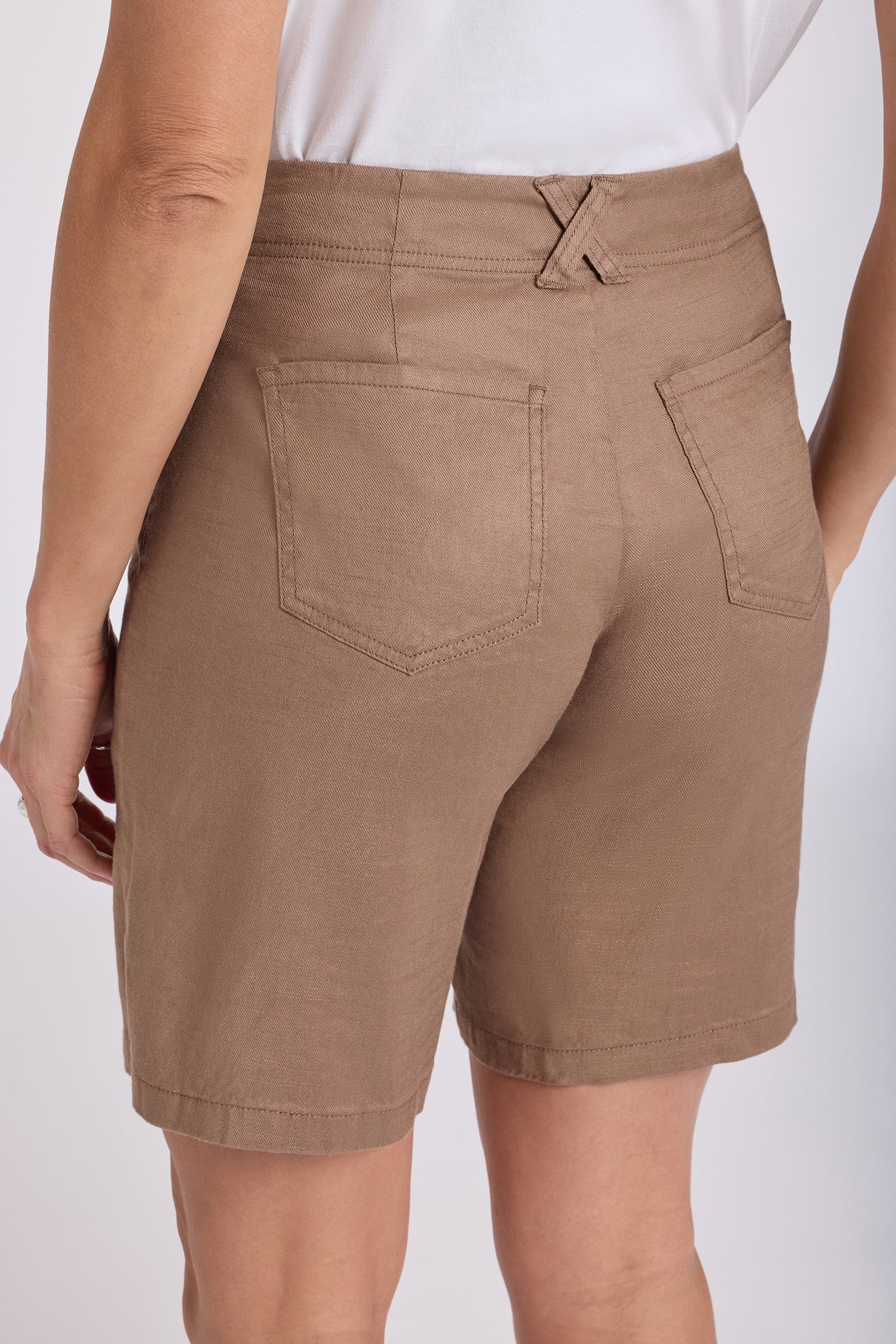 NYDJ 5 Pocket Bermuda Shorts In Stretch Linen - Toasted Coconut