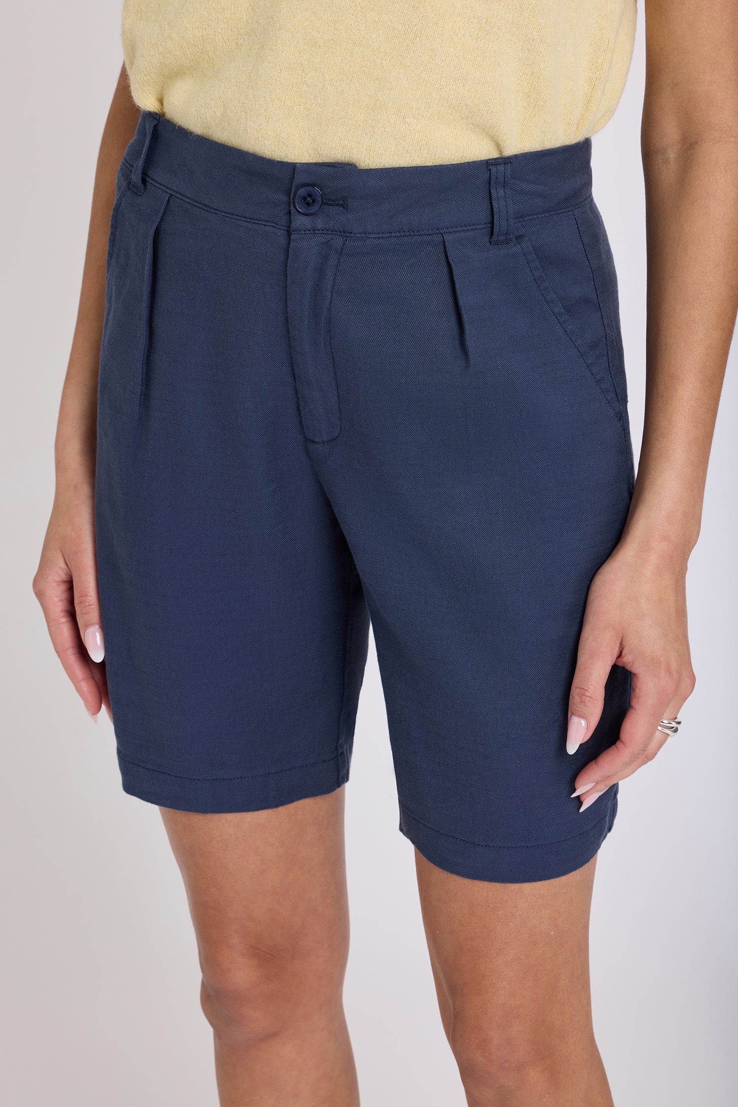 NYDJ Relaxed Shorts In Petite In Stretch Linen With Super High Rise - Oxford Navy